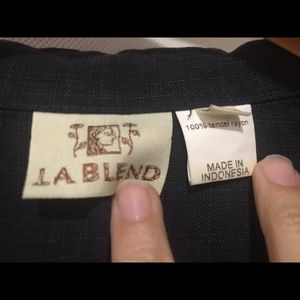 LA BLEND Medium shirt with collar with beautiful embroidery detail flower